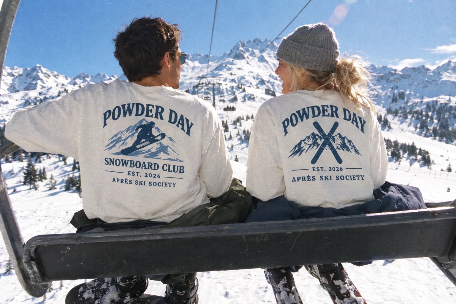 Twee vrienden op een stoeltjeslift in Snowboard Club en Crossed Skis, rugprints zichtbaar